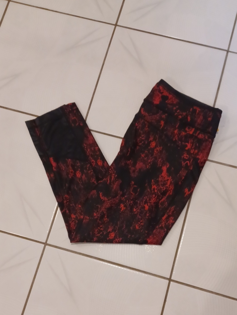 New Lolë Red & Black Marble Print Athletic Leggings - Size Large